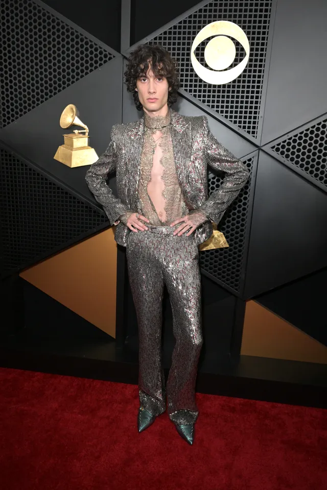 sombr in custom, disco ball-inspired Valentino suit (Getty Images)