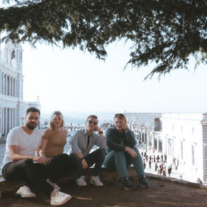 Przyjaciele na wycieczce w Madrycie