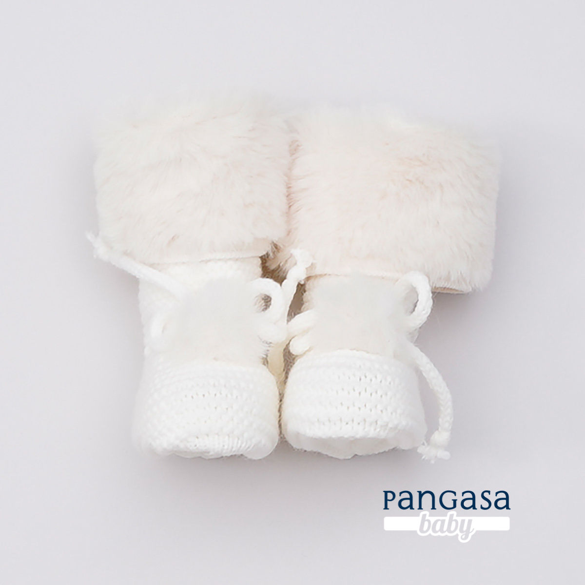 Botitas en punto color crudo con forro polar