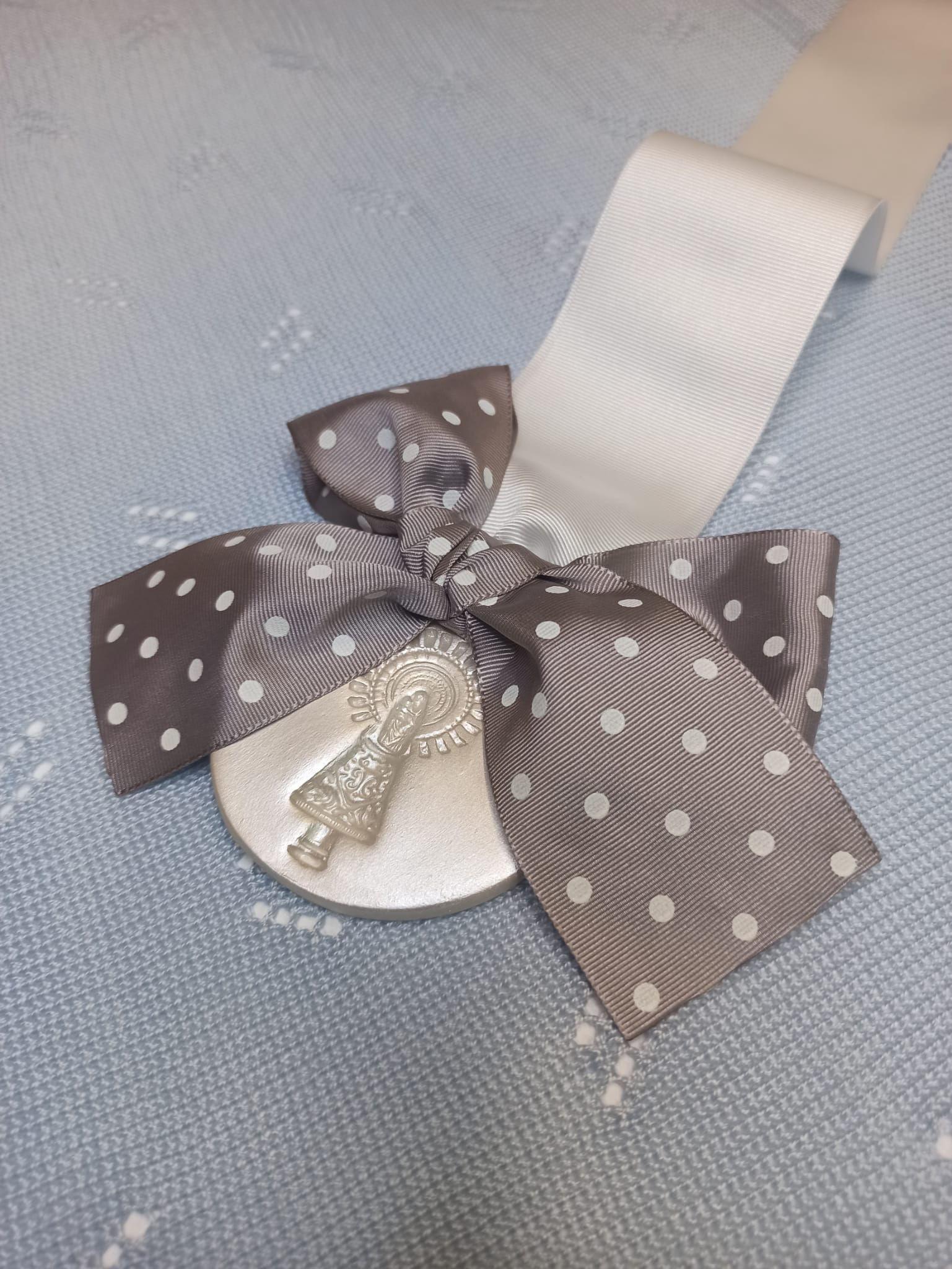 Medalla cinta blanca con lazo gris con topos blancos