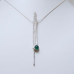 Zilveren hanger in hamerslag motief en groene onyx edelsteen