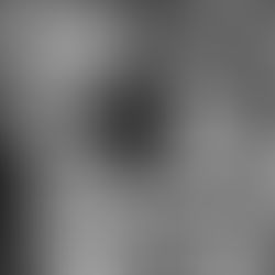 Een tafel met juwelen waar mensen naar kijken