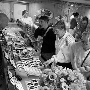 Een tafel met juwelen waar mensen naar kijken