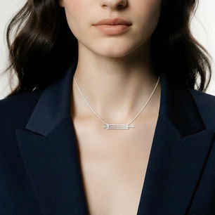 Femme portant des bijoux en argent serrés