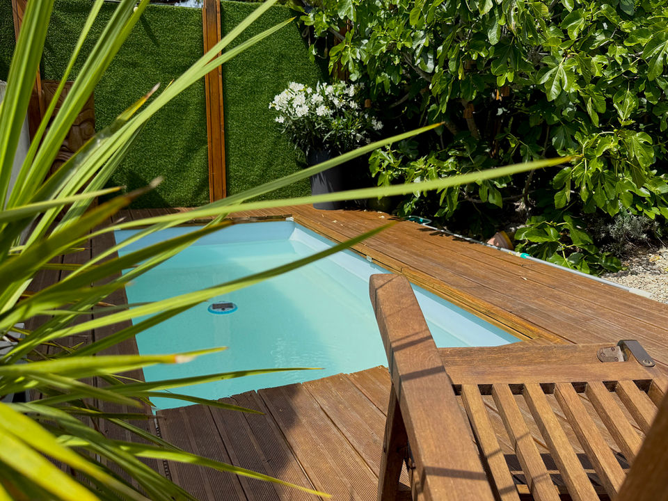 Een buitenzwembadje ingewerkt in het houten terras
