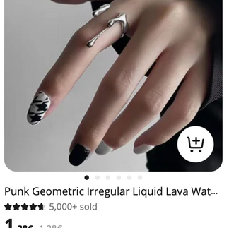 Een hand met een stalen ring en zwarte nagels van de webshop TEMU