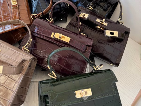 🍂 Sweater weather calls for a fabulous bag!