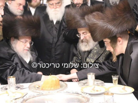 אב מעיד על בנו • האד' מסאדיגורה זצ"ל אביער בנו וממשיך דרכו האד' שליט"א ביי א באזוך אצל האד' מבעלזא