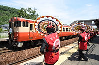 弓削駅　傘踊り　歓迎２.jpg