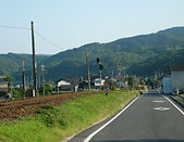 桜川付近から建部駅を望む