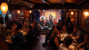 אוכל והופעה: החוויה שמשלבת בין טעם למוזיקה חיה