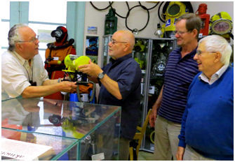 René Enter überreicht ein Modell der UW-Station MALTER I