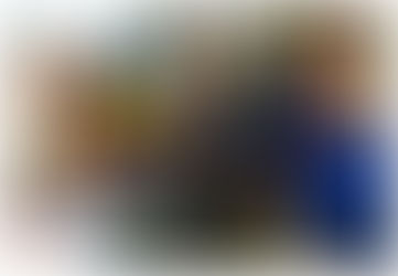 René Enter überreicht ein Modell der UW-Station MALTER I