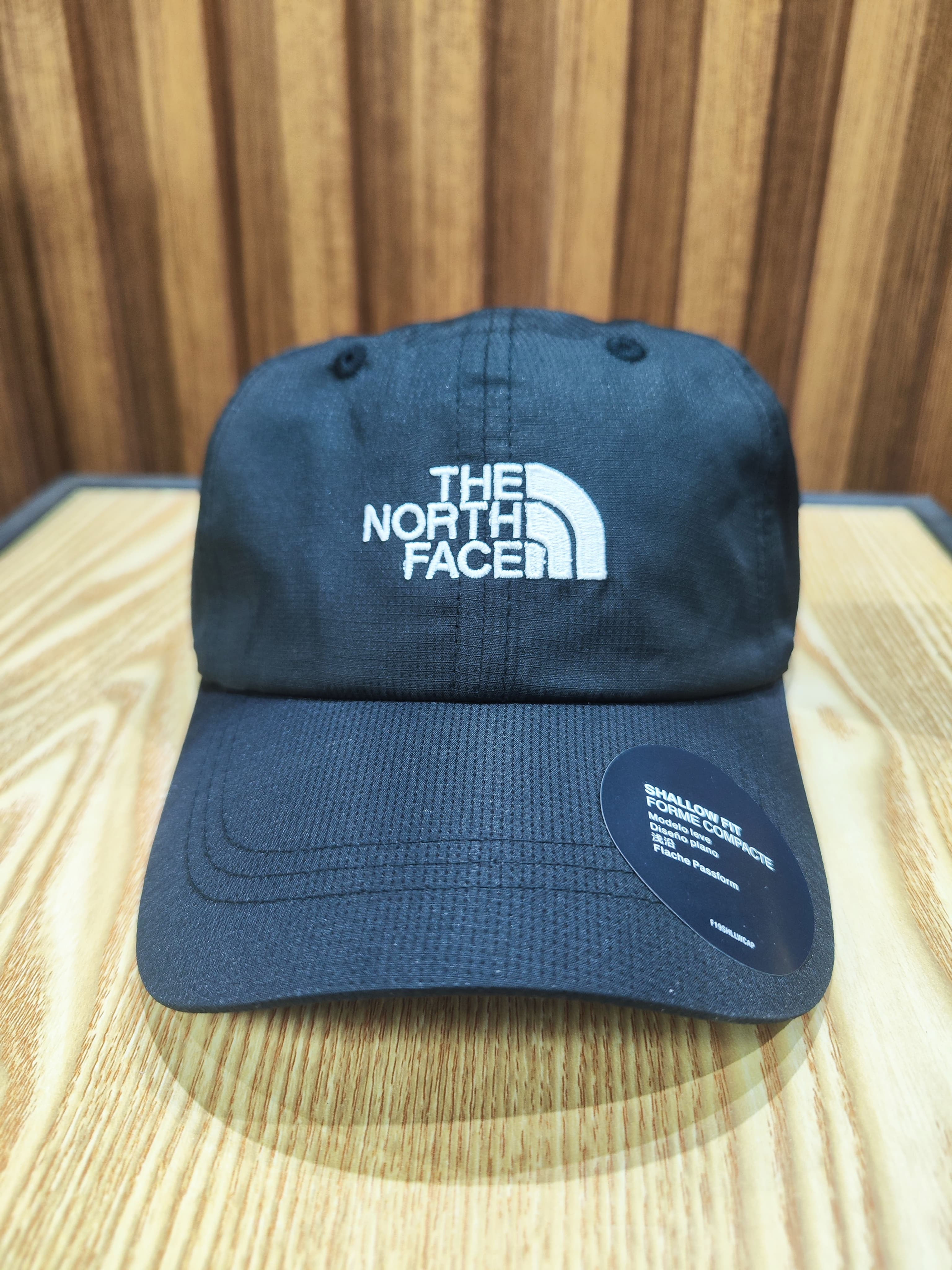 כובע נורת' פיס שחור בד חלק