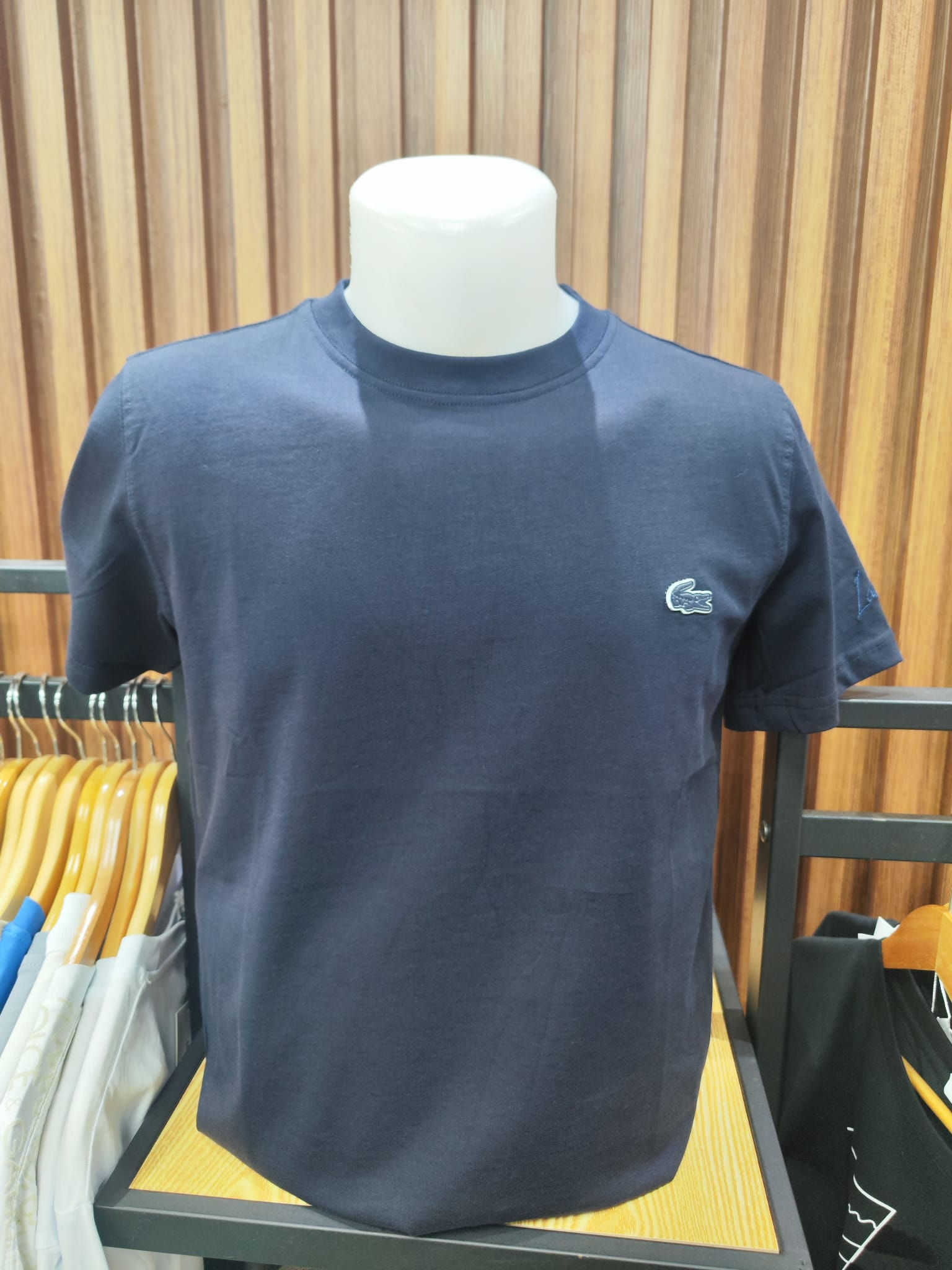 לקוסט גבר כחול כהה