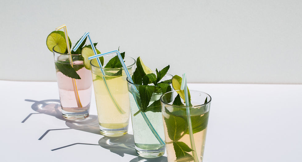 4 glasser med iste med aromatiske urter og sitron