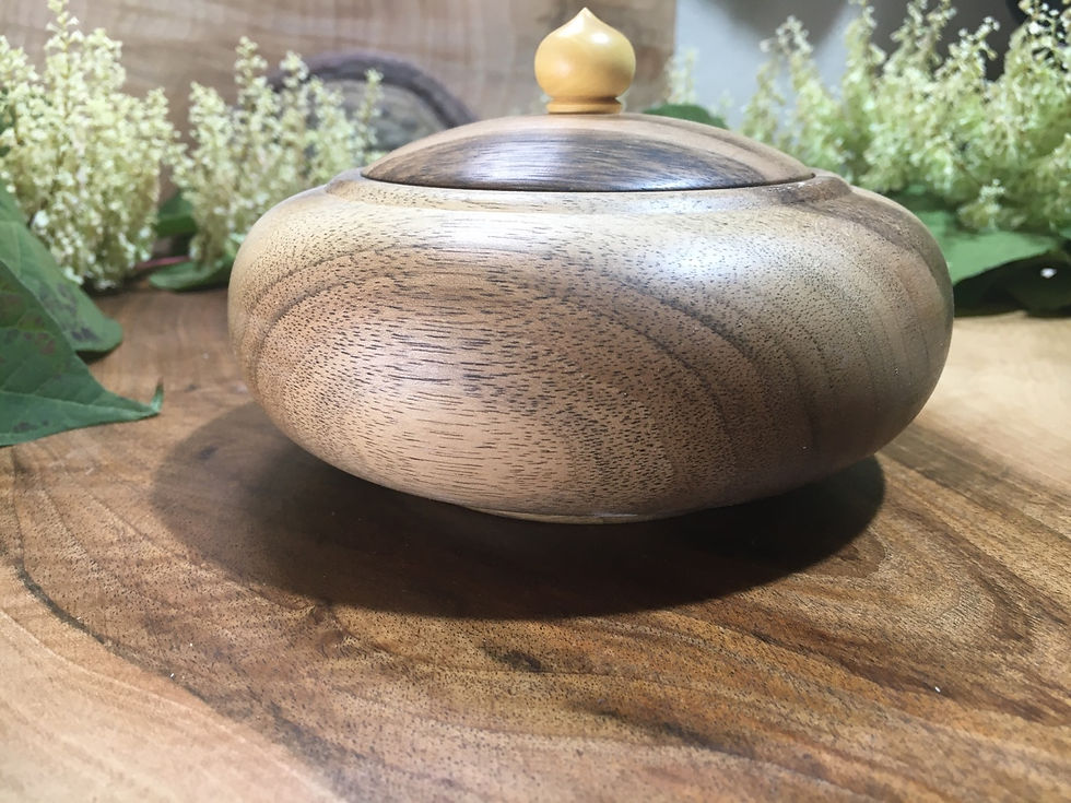Miniature : Boîte en bois de noyer Ø15cm H10cm. Pièce unique 