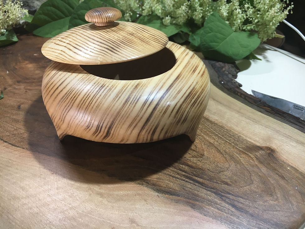 Miniature : Boîte en bois de frêne Ø18cm H11cm. Pièce unique 