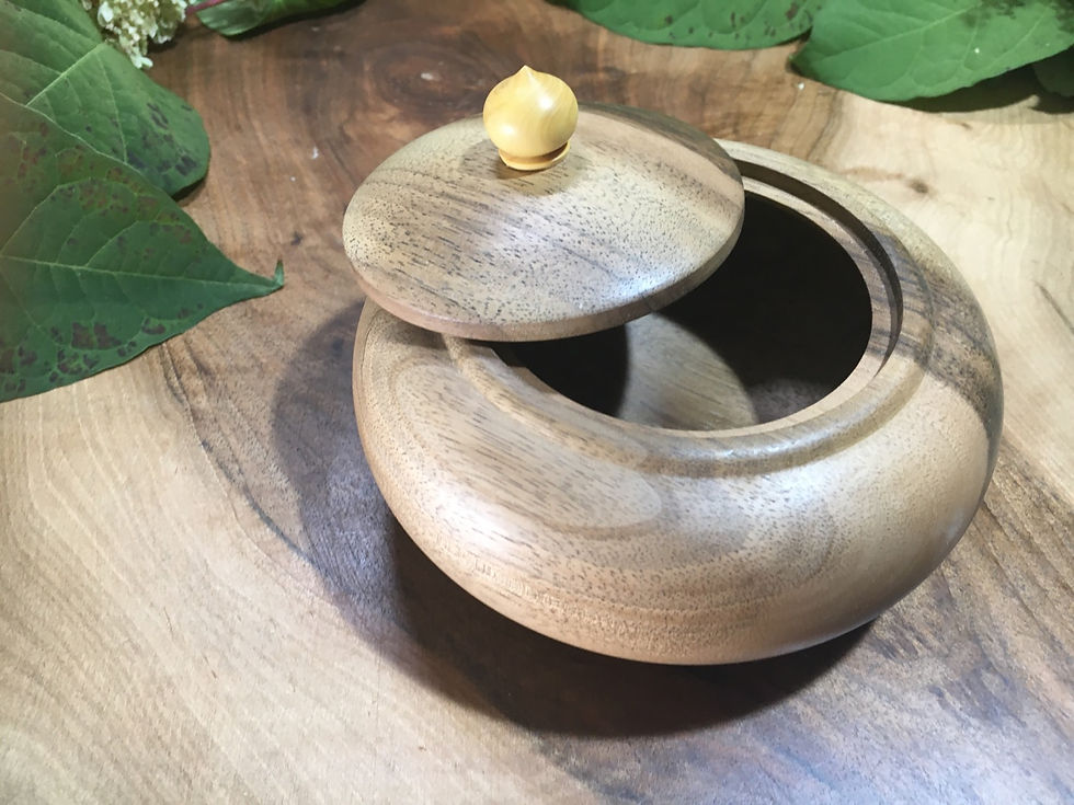 Miniature : Boîte en bois de noyer Ø15cm H10cm. Pièce unique 