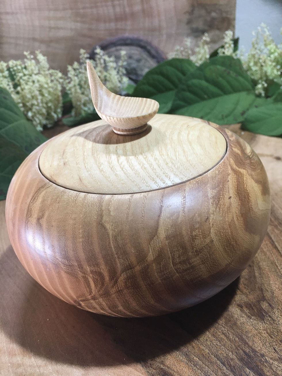 Miniature : Boîte en bois de frêne Ø15cm H14cm. Pièce unique 