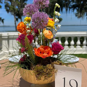 Wedding centerpiece with flowers. Portfolio of wedding flowers.