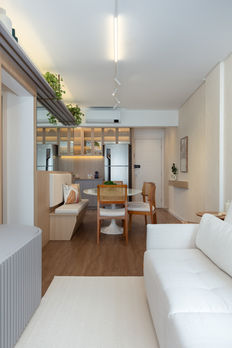 "Projeto de interiores realizado por Fernanda Diehl Arquitetura, apresentando tons claros, formas orgânicas e assimétricas que valorizam a luminosidade do ambiente, criando um espaço harmonioso e acolhedor com uma estética sofisticada e moderna."