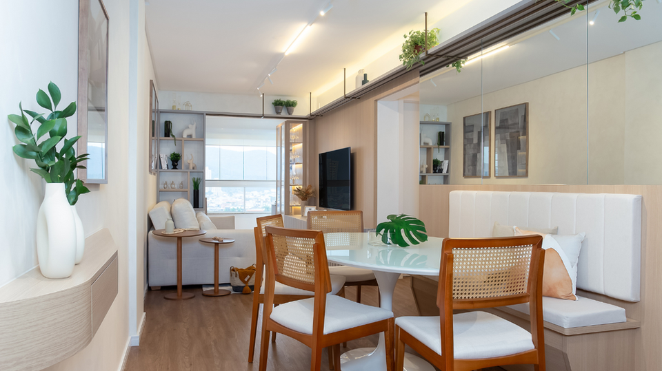 Descrição do projeto de interiores com tons claros, formas orgânicas e assimétricas valorizando o ambiente e sua luminosidade, criando um espaço harmonioso, acolhedor e moderno, com foco na estética sofisticada e no conforto funcional.