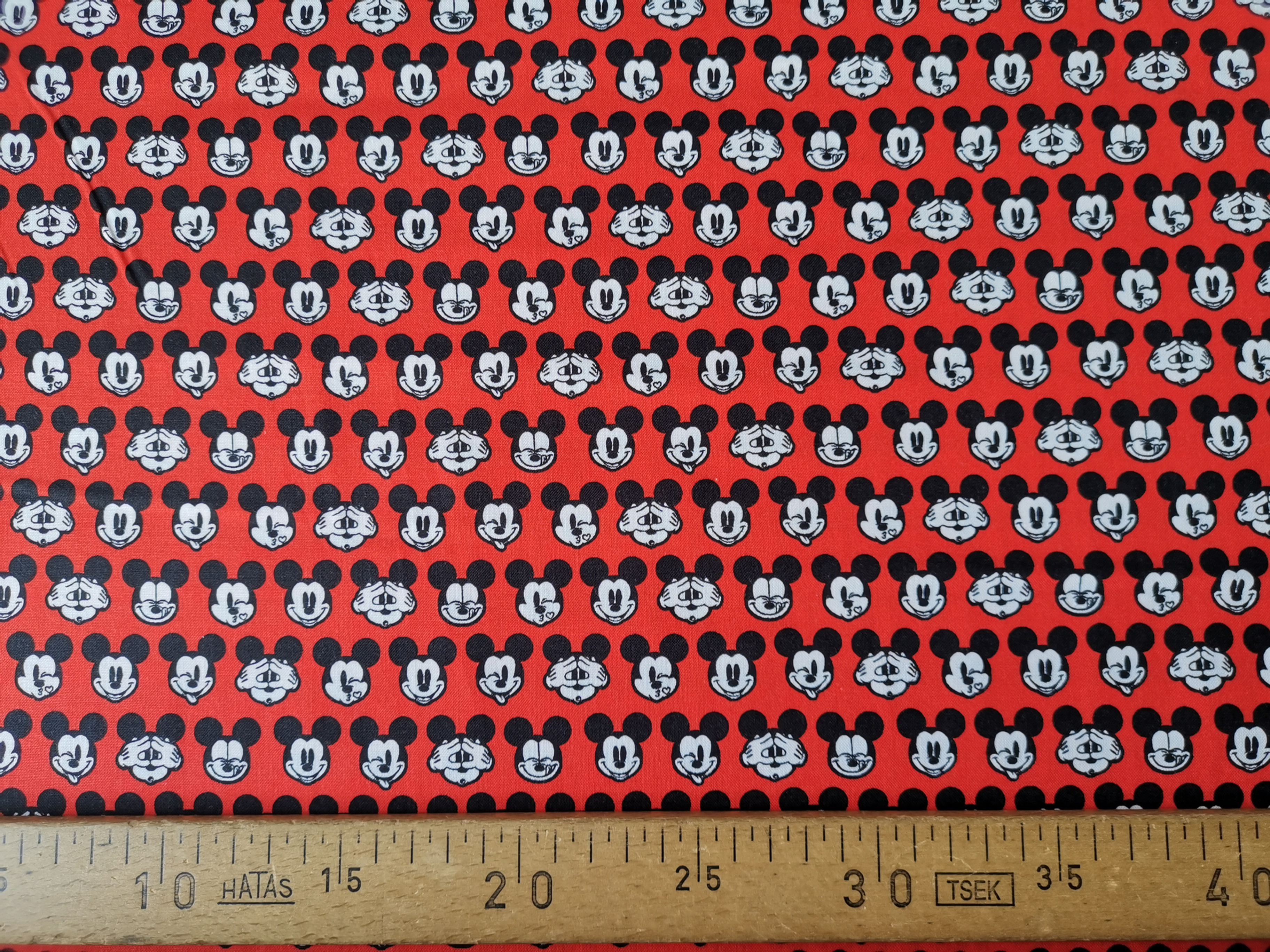 Tête de Mickey fond rouge