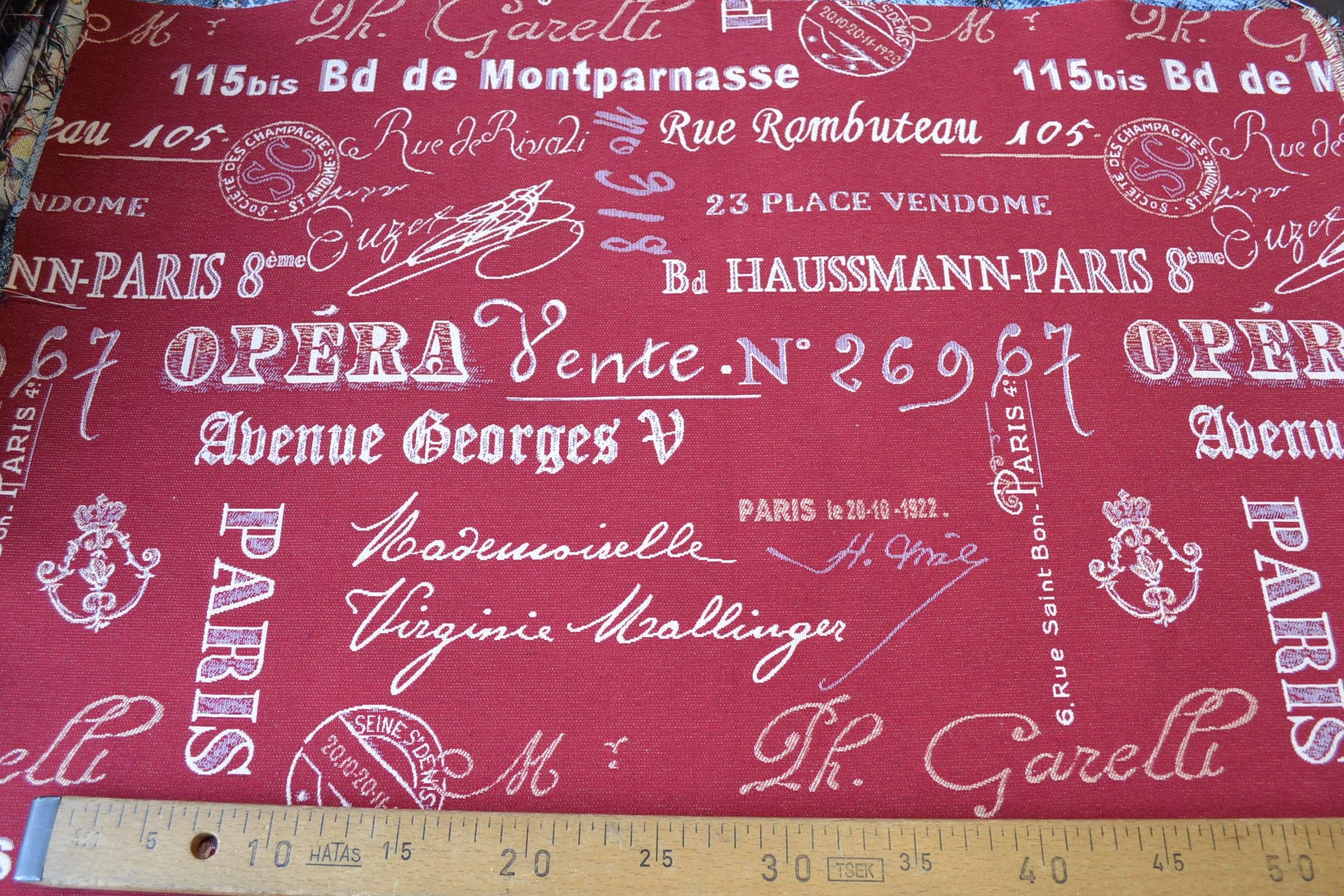 Ameublement 50 - Écritures sur fond bordeaux