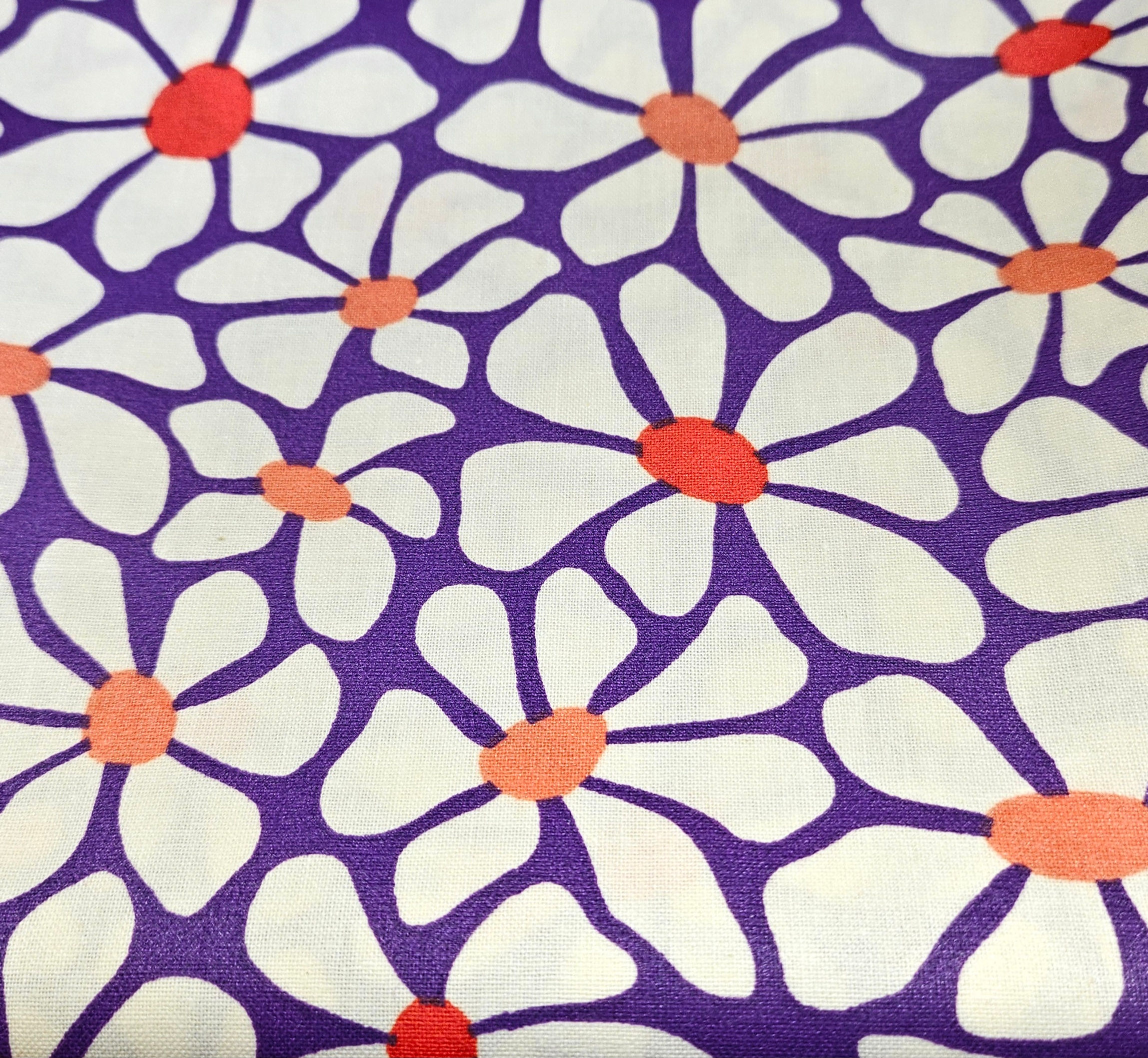 Coton enduit fleurs blanches fond violet