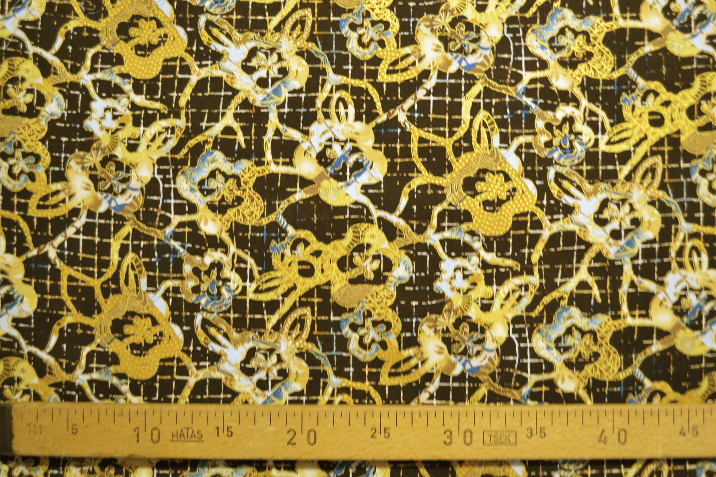 Fleurs or dorure sur fond marron