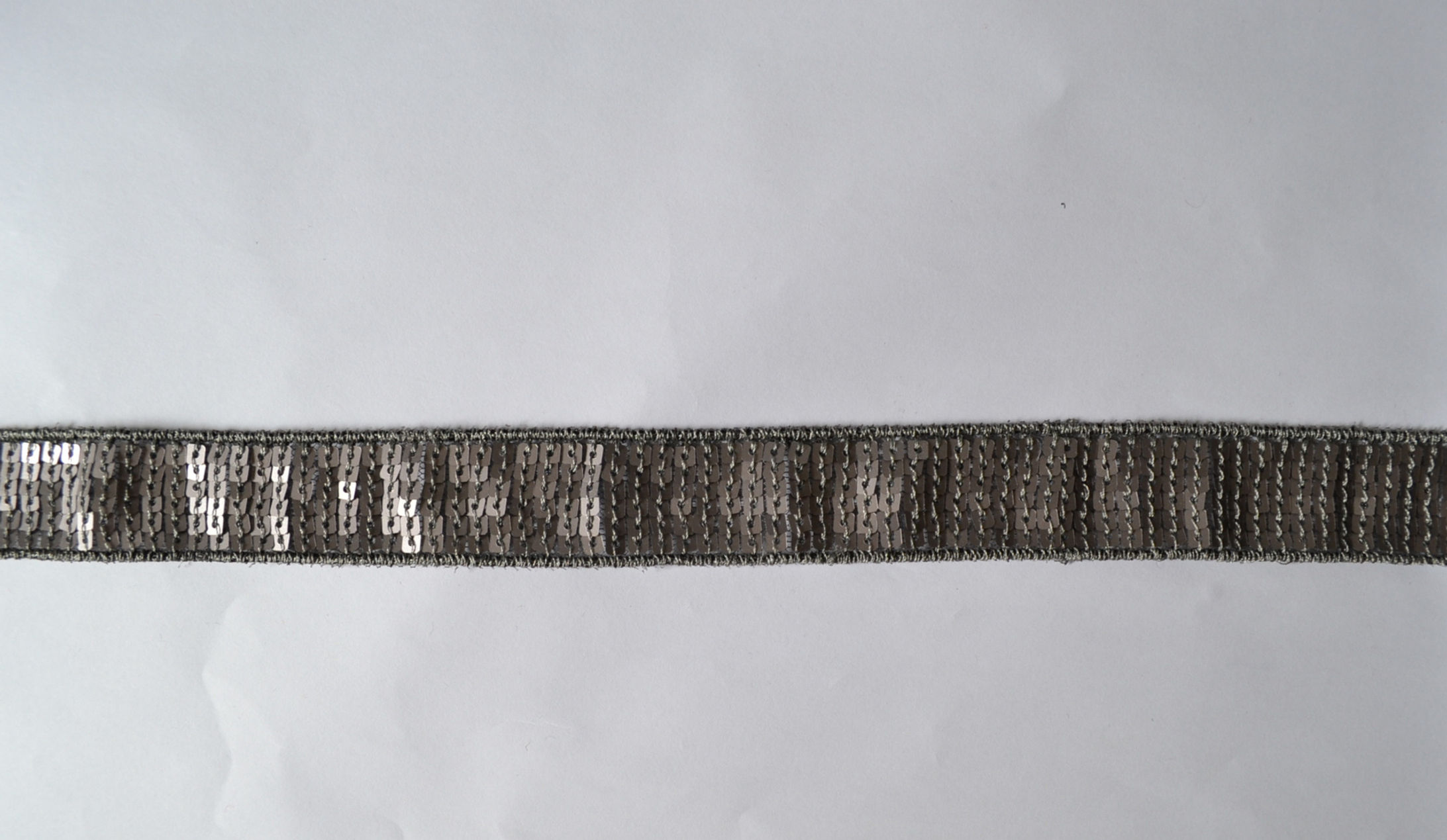 Ruban sequins carrés gris mat