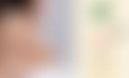 femme qui stimule son nerf vague