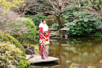 日本庭園で撮影、振袖姿の女性の成人式前撮りの写真