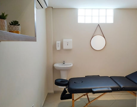 Sala com maca e pia.jpg