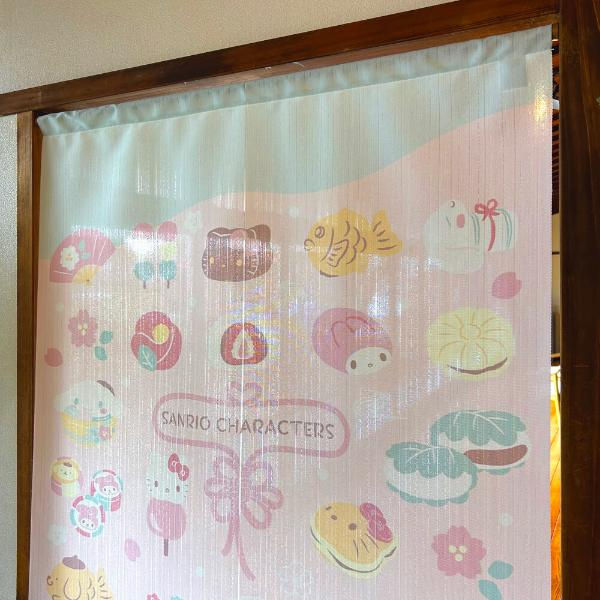 縮圖：日本製 桐生のれん Sanrio 麻布風門簾 (Sanrio Characters x 和菓子)