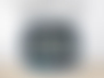 銀色 CASIO 電波電子鬧鐘放在桌面上,顯示時間、日期、星期、溫度與濕度。