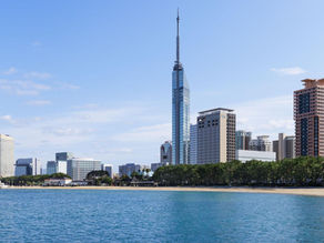 福岡百道濱海邊的現代海景酒店外觀與客房景觀，面向博多灣與城市天際線