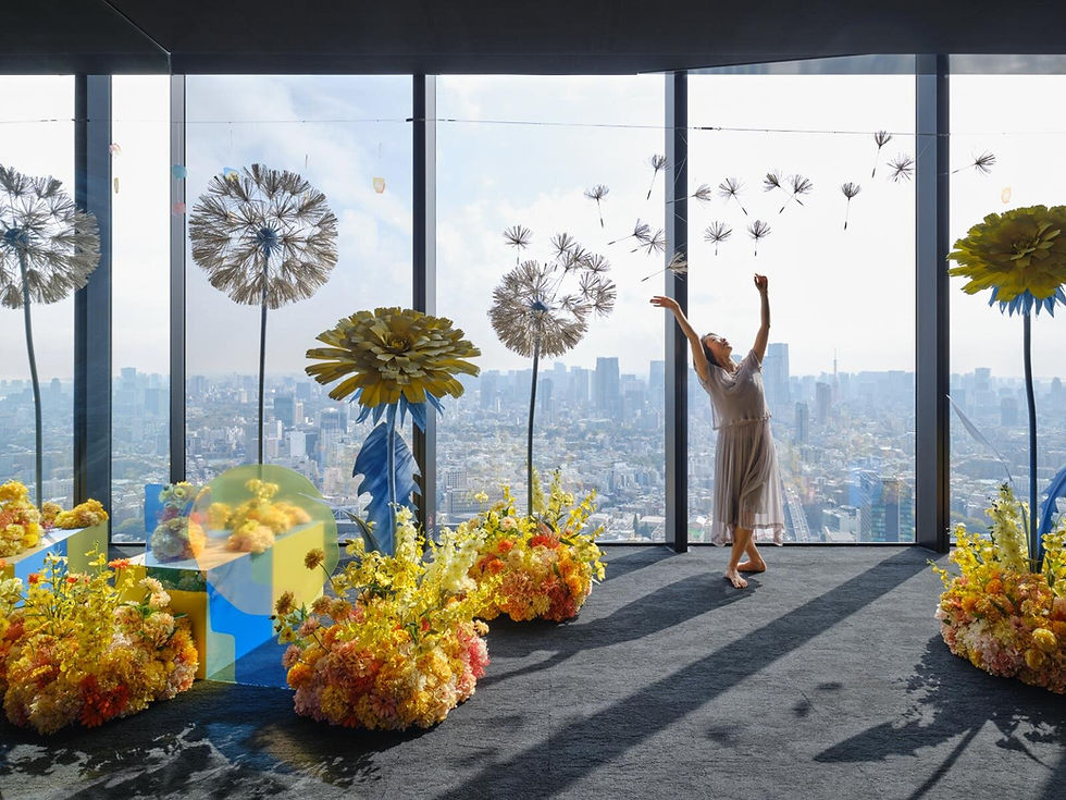 SHIBUYA SKY 高空展望回廊內以花與雲為主題佈置,半透明布料、光影裝置與東京城市景色交疊成沉浸式展覽空間。