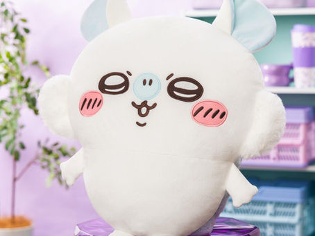 【Chiikawa】8 月登場!Momonga 飛鼠小桃超BIG 毛公仔登場!壓迫感滿分的 45cm 景品尺寸