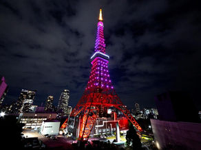 夜晚點亮粉紅燈光的東京鐵塔，以及情人節期間夜間外階梯與美食市集的現場氣氛