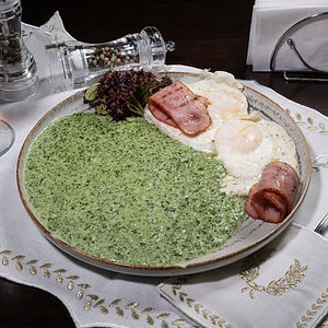 Spanac cu ochiuri și bacon