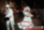 Teresa y atilio trajes blancos con guardas violeta y naranja