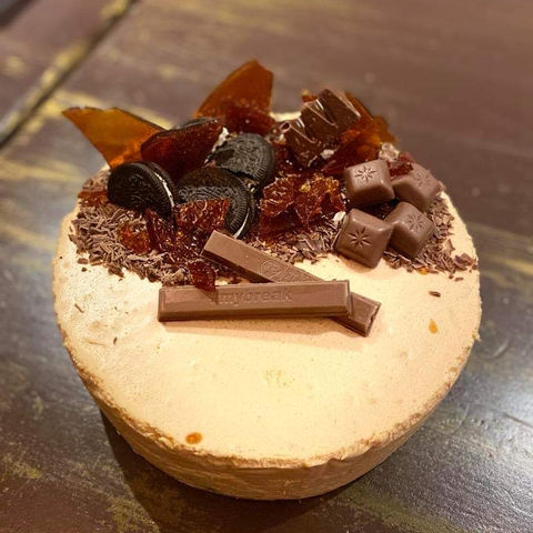 Sós karamellás mousse torta, áfonya zselével, mandulás piskótával