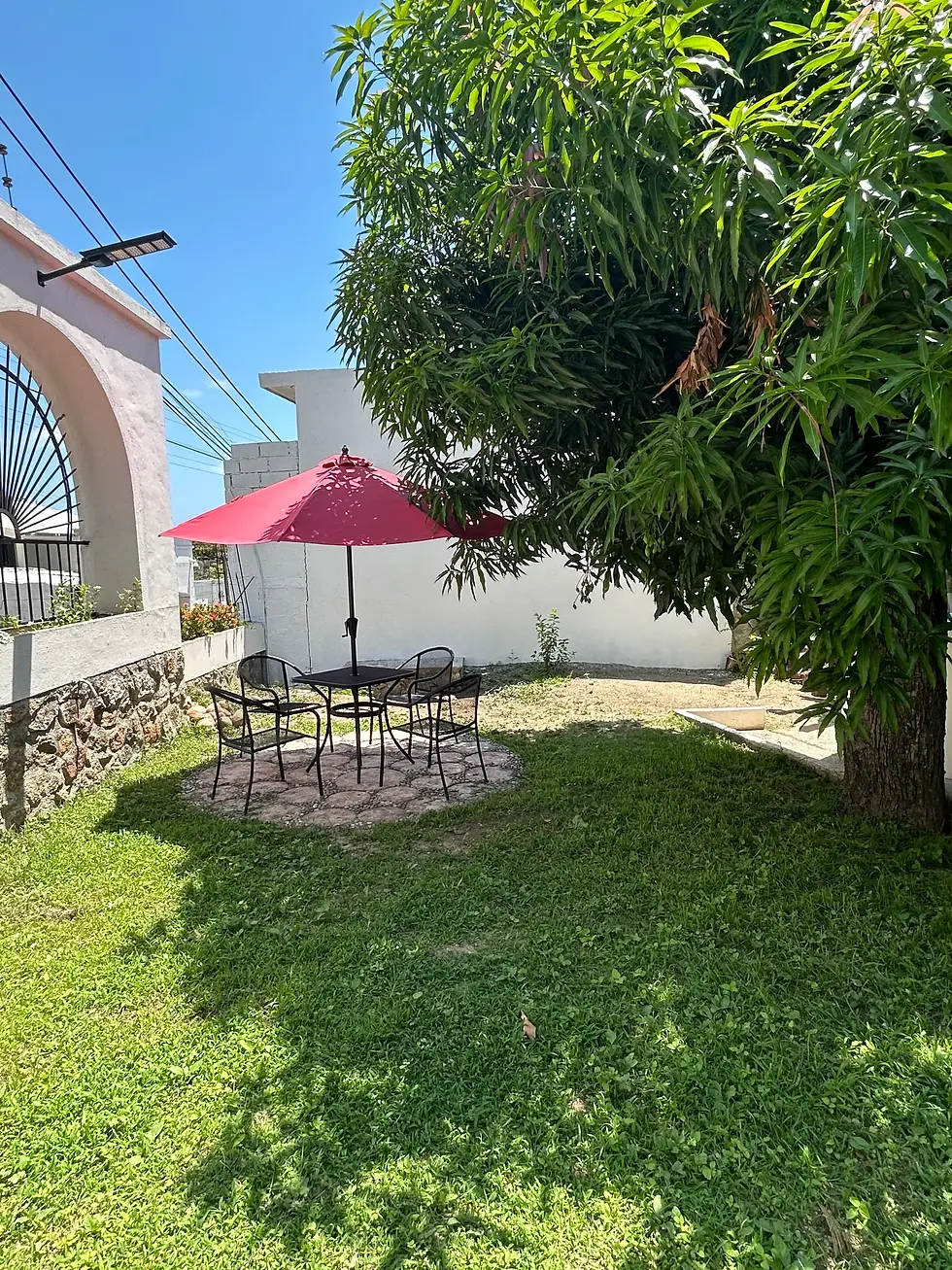 Vista aérea de villa de lujo con terraza y vista al mar