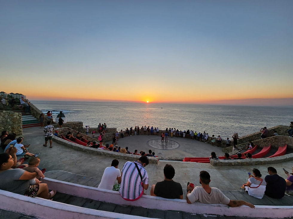 Clavadista lanzándose desde los acantilados de La Quebrada en Acapulco