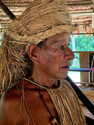 Anciano indígena con tocado de paja