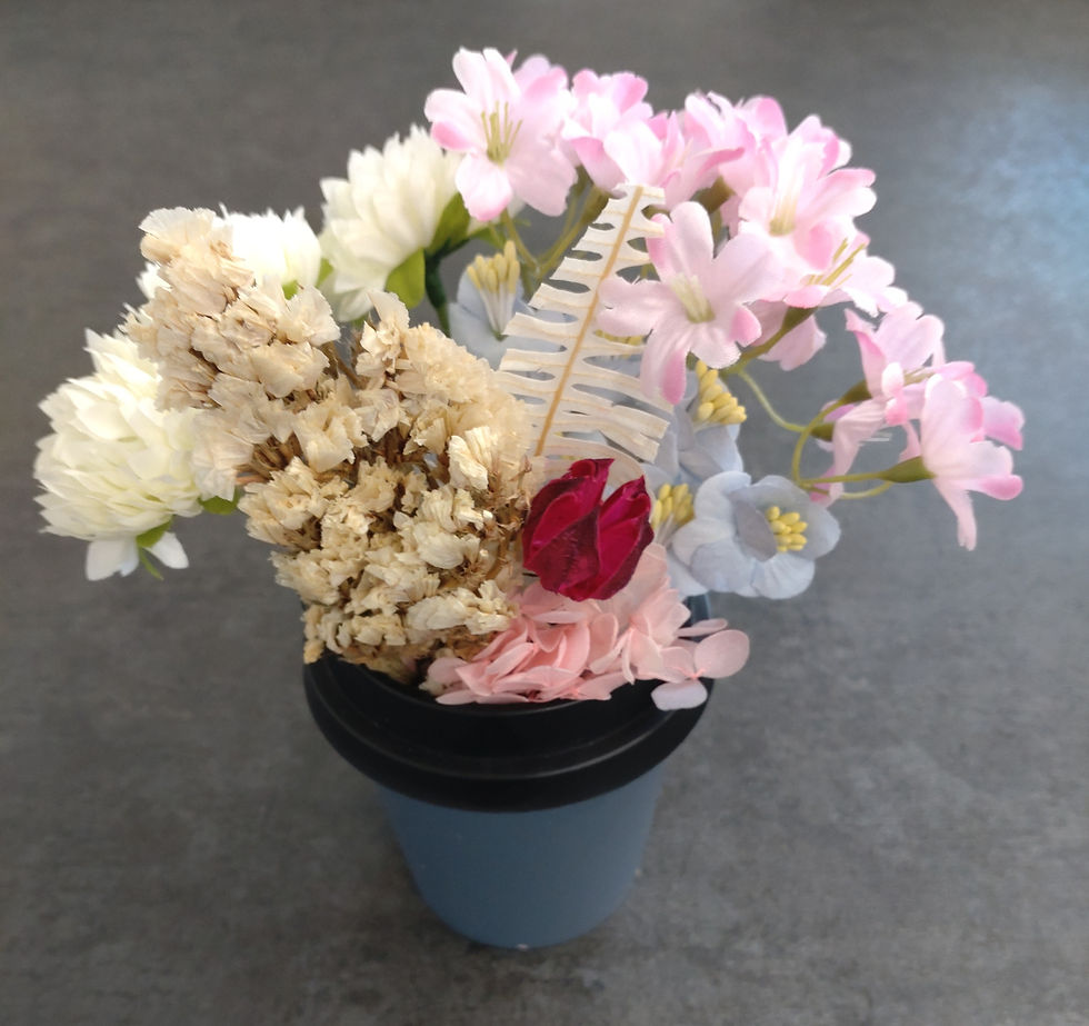 白、赤、ピンク、青の花