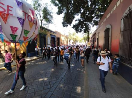 Marchan partidos polÃticos del PRI, PAN y PRD en Oaxaca contra el Plan B de la reforma electoral