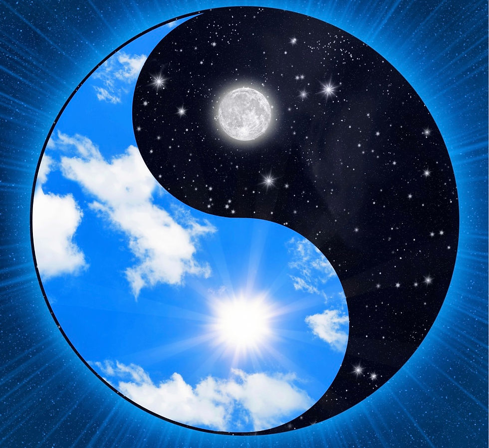 Simbolo del taj ji con in una metà il cielo sereno e il sole e nell'altra cielo stellato e luna sulla circonferenza del simbolo raggi azzurri con sfondo blue